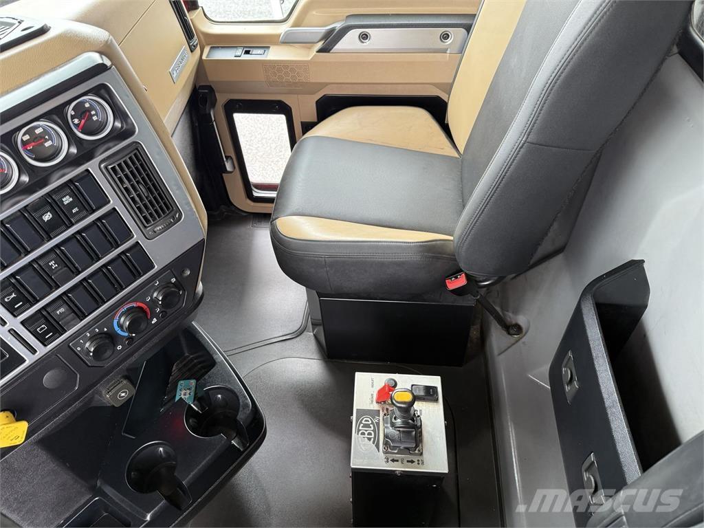 Mack GR64F Lastbiler med tip