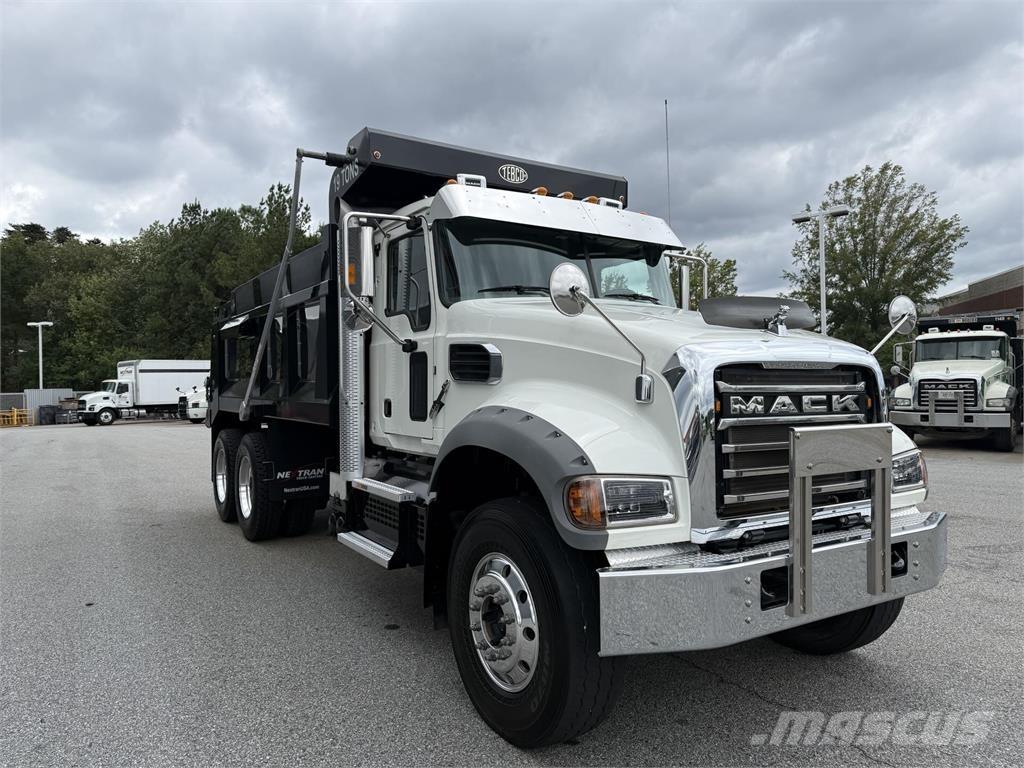 Mack GR64F Lastbiler med tip