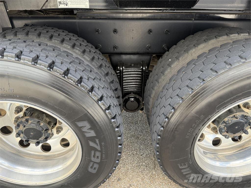 Mack GR64F Lastbiler med tip