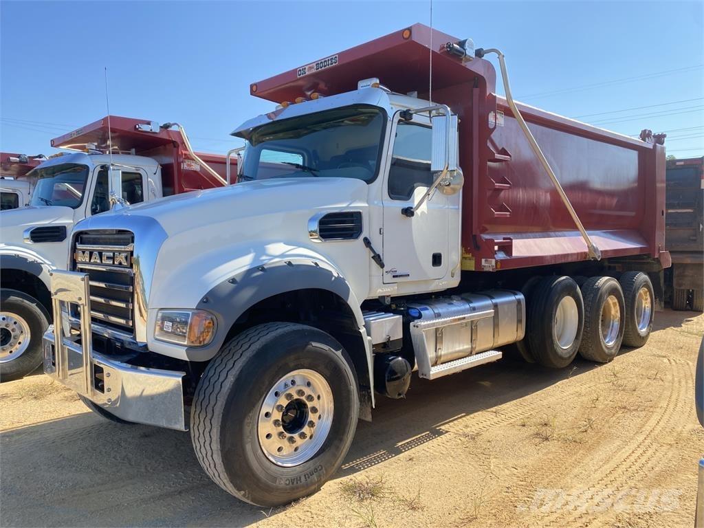 Mack GR64F Lastbiler med tip