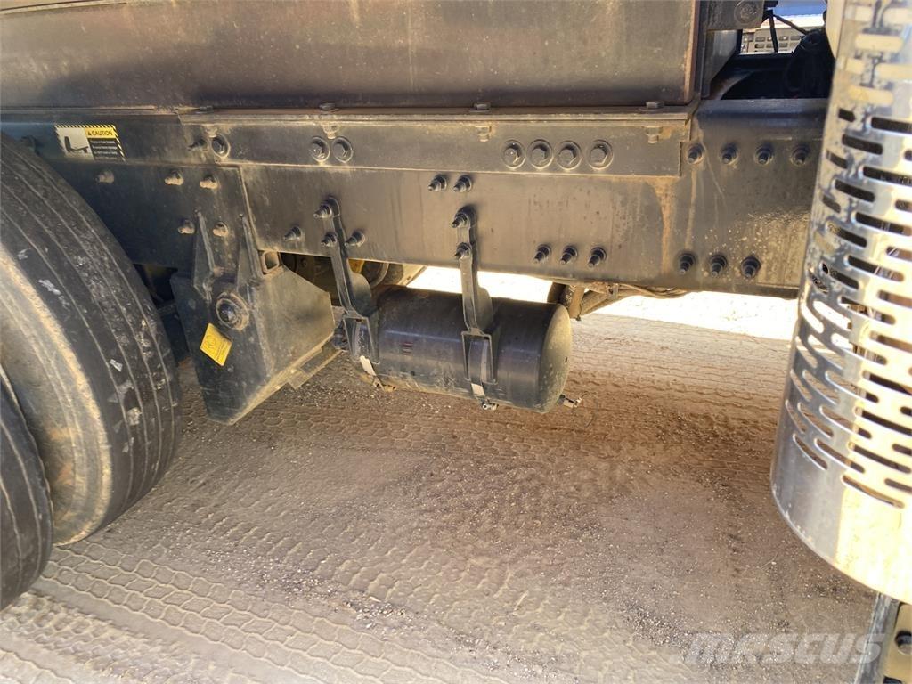 Mack GR64F Lastbiler med tip