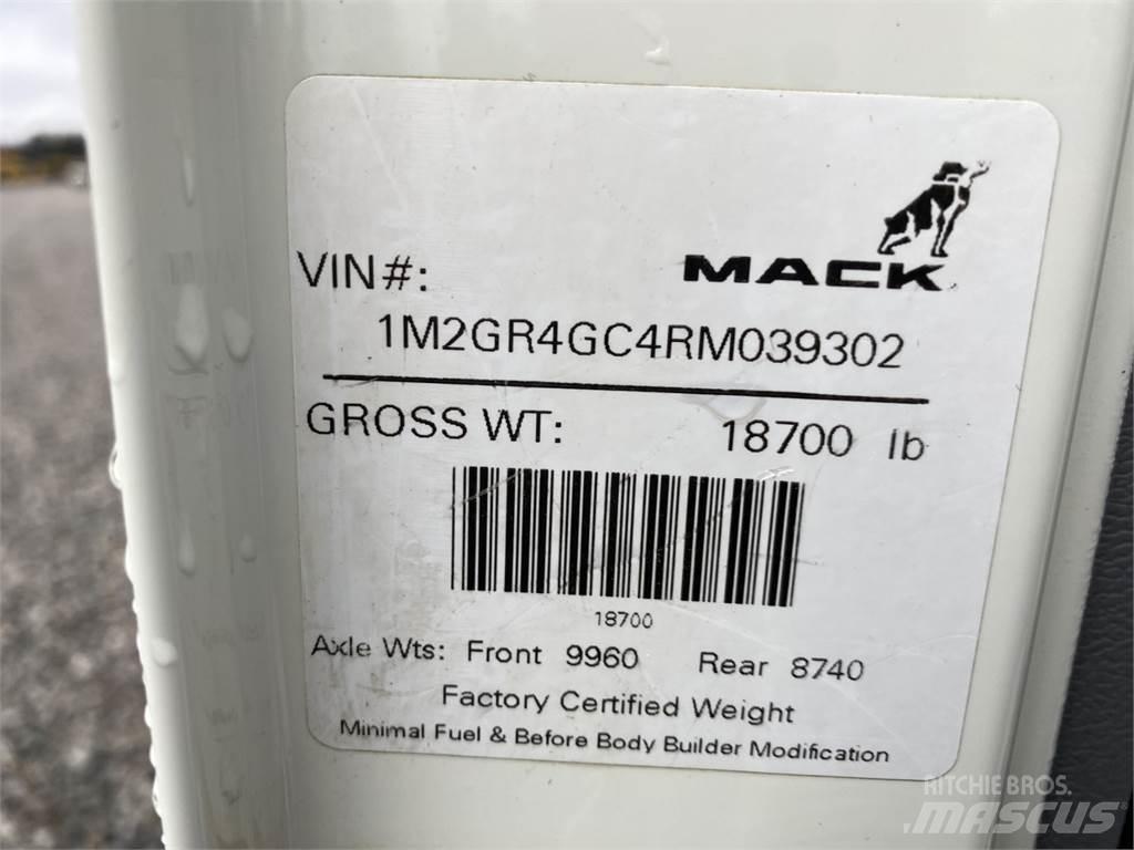 Mack GR64FR Lastbiler med tip
