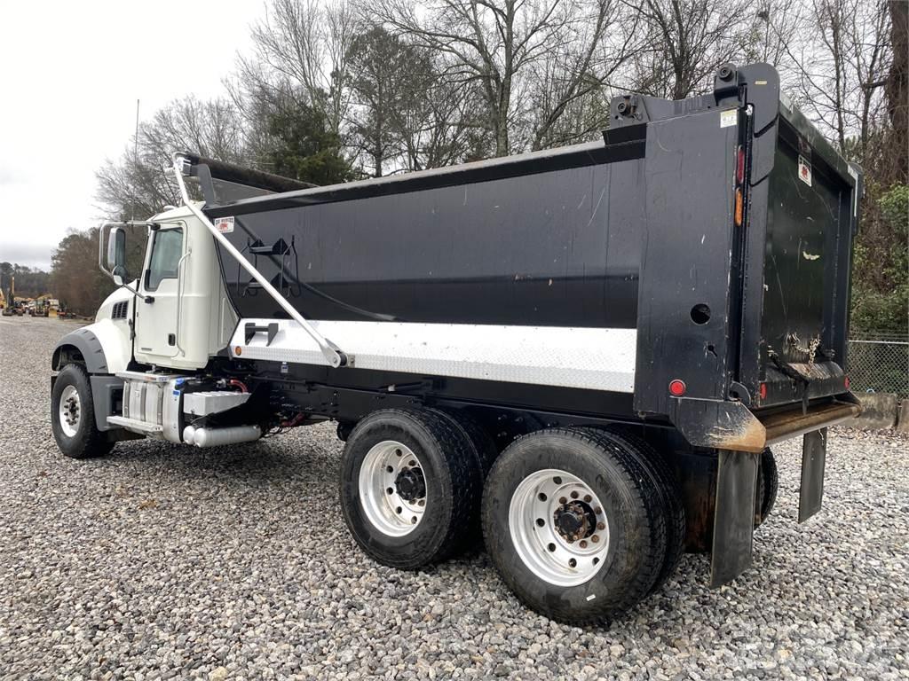 Mack GR64FR Lastbiler med tip