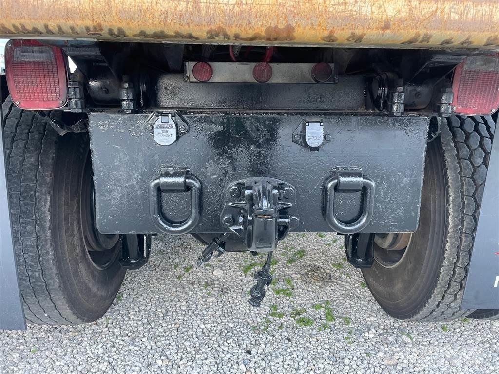 Mack GR64FR Lastbiler med tip