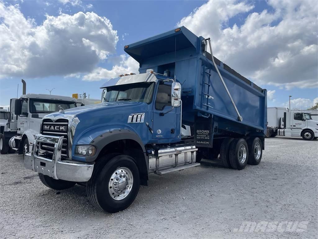 Mack GR64FR Lastbiler med tip