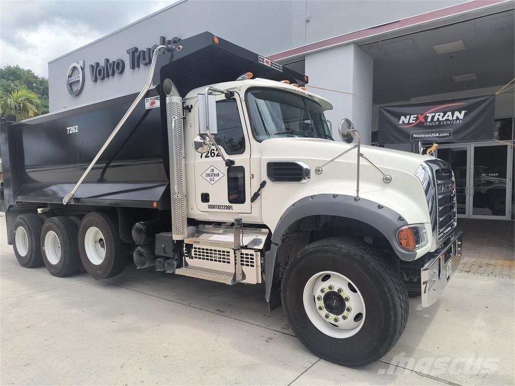 Mack GR64FR Lastbiler med tip