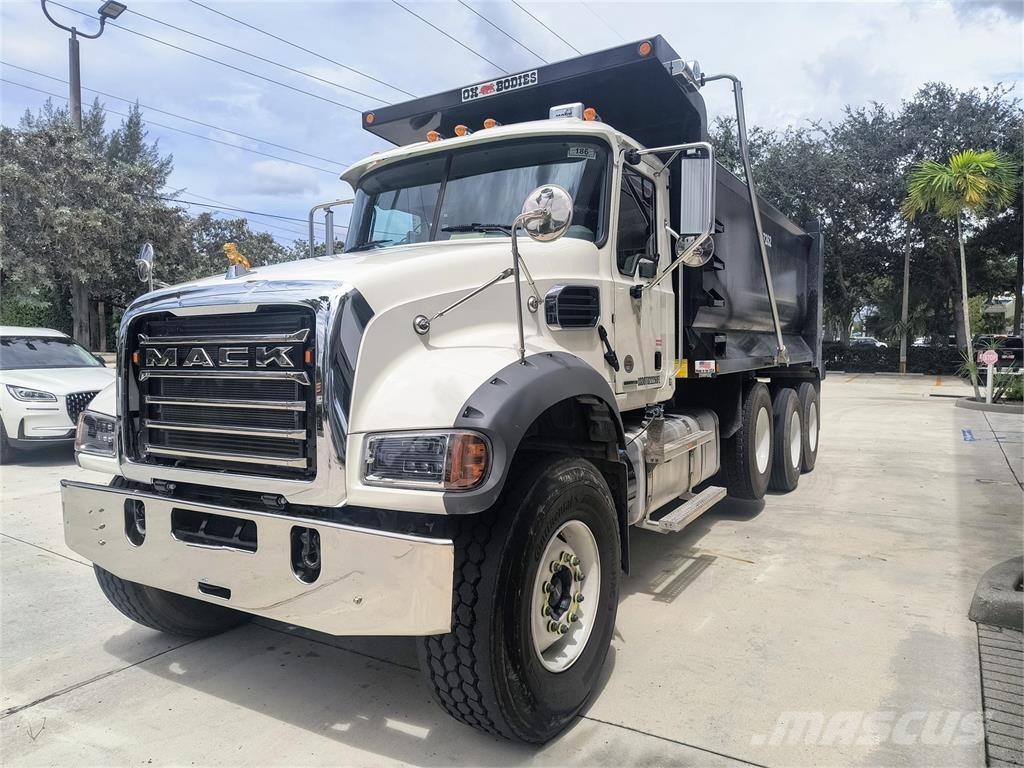 Mack GR64FR Lastbiler med tip