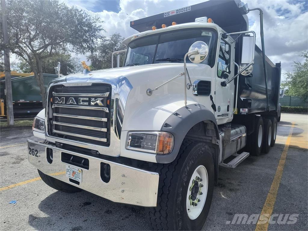 Mack GR64FR Lastbiler med tip