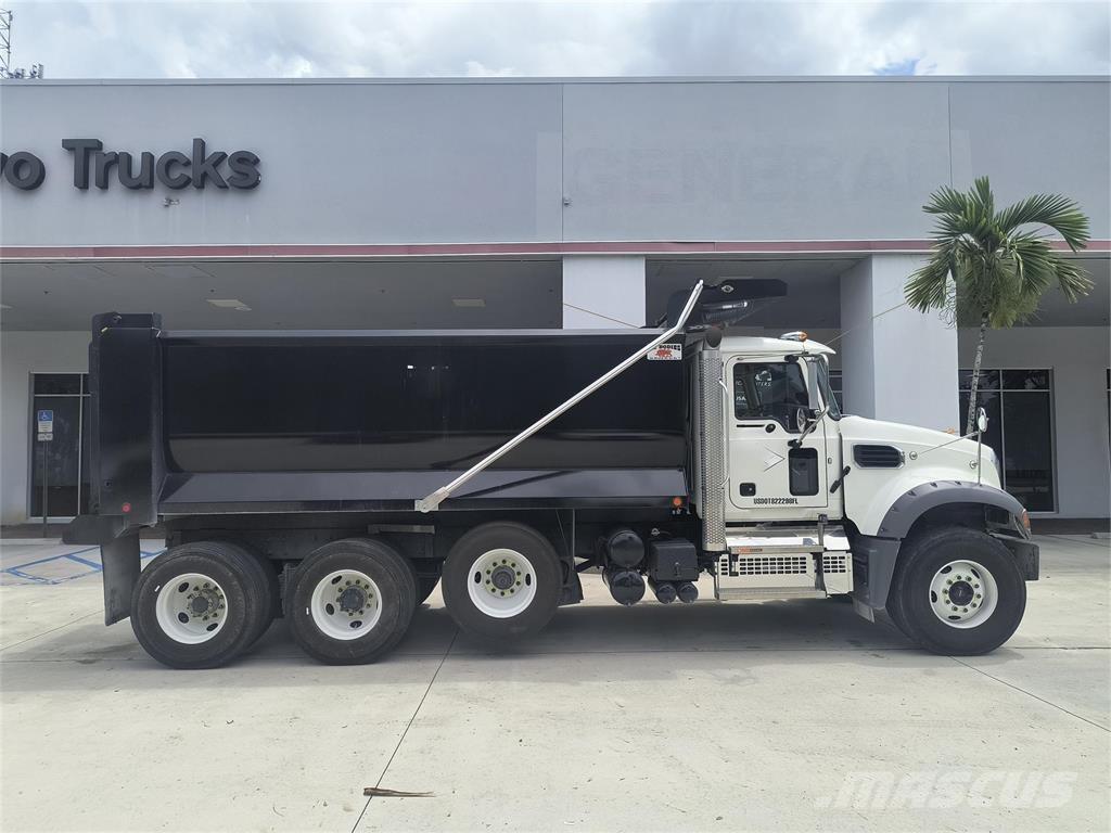 Mack GR64FR Lastbiler med tip