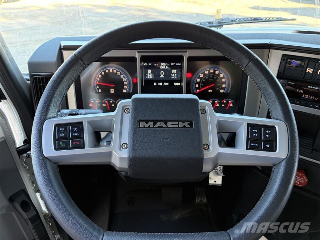 Mack GR64FR Lastbiler med tip