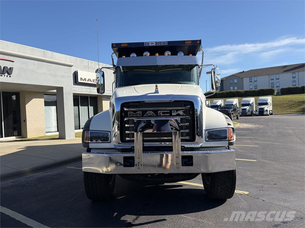 Mack GR64FR Lastbiler med tip