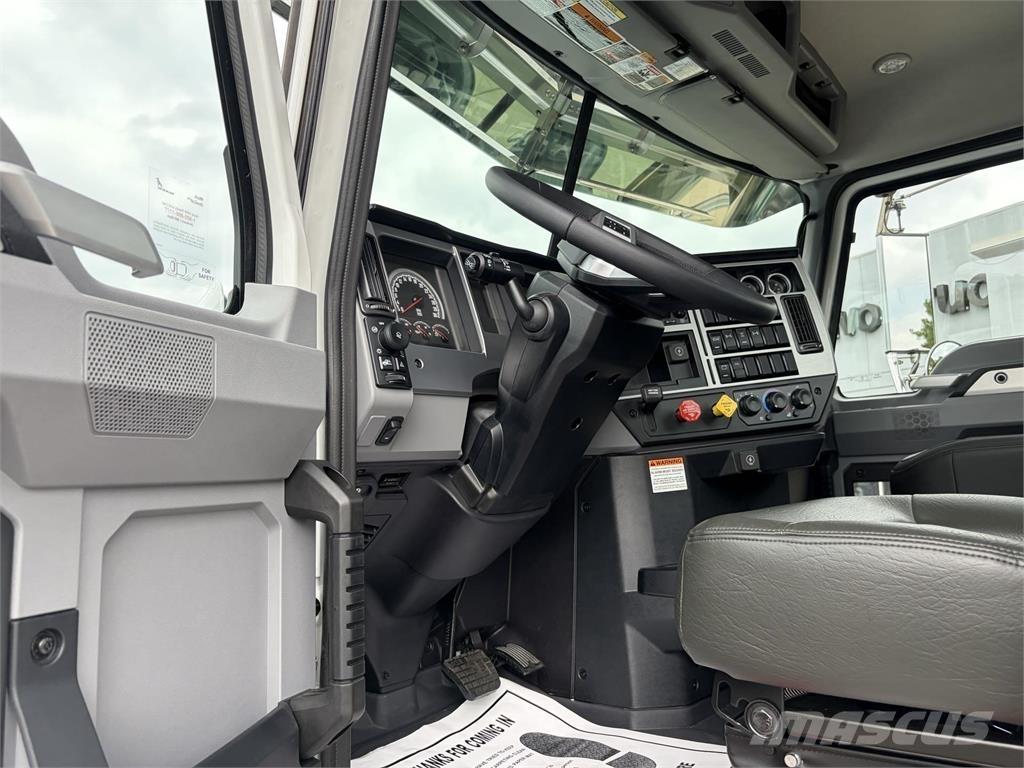 Mack GR64FT Trækkere