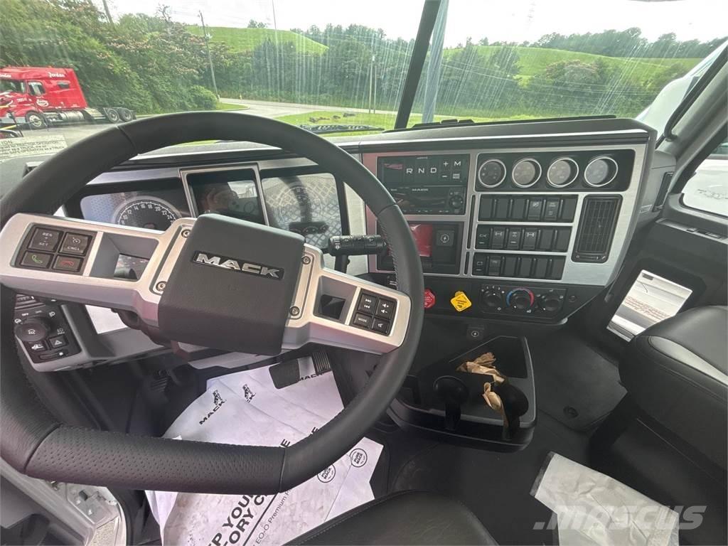 Mack GR64FT Trækkere