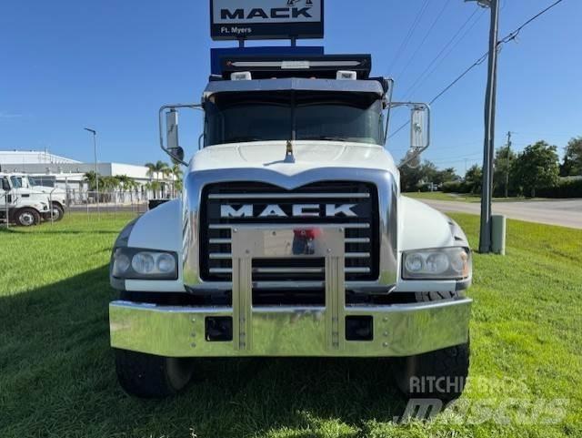 Mack GU713 Trækkere