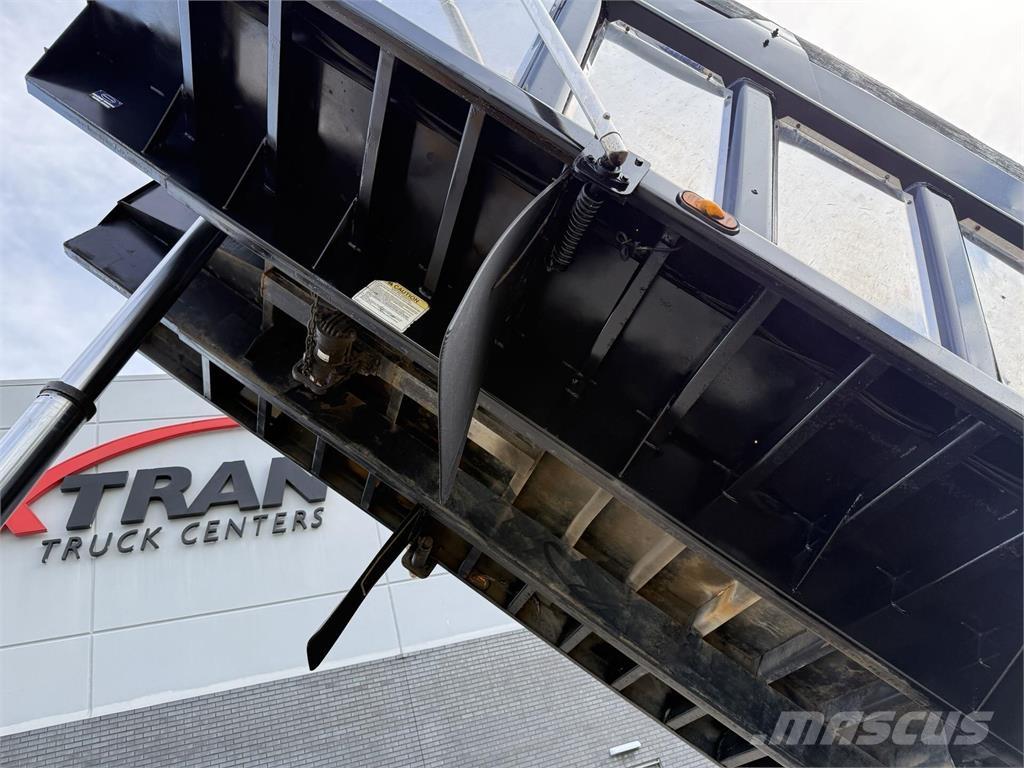 Mack GU713 Lastbiler med tip