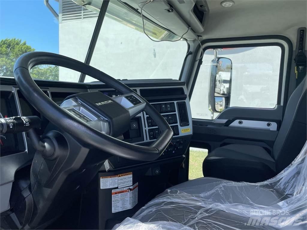 Mack PI64T Trækkere