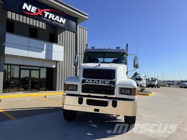 Mack PI64T Trækkere