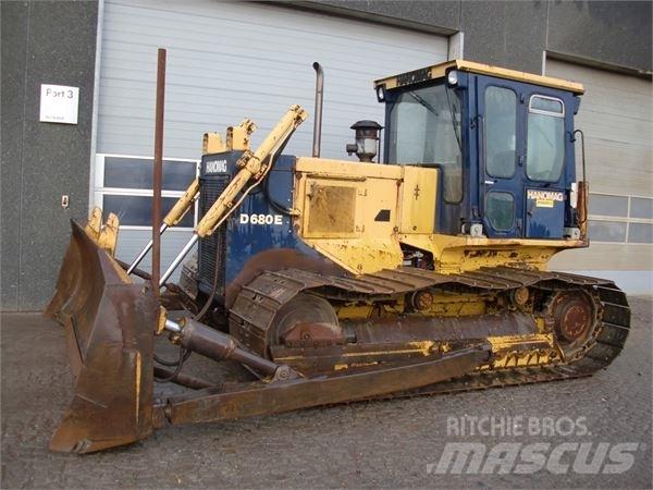 Hanomag D680E Bulldozer på larvebånd