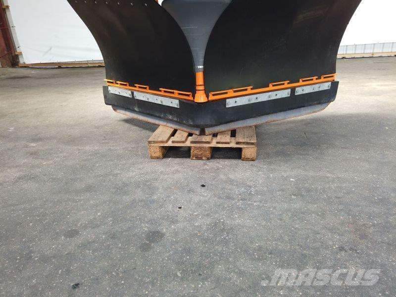  GEBR. URN 28 Sneskovle og -plove