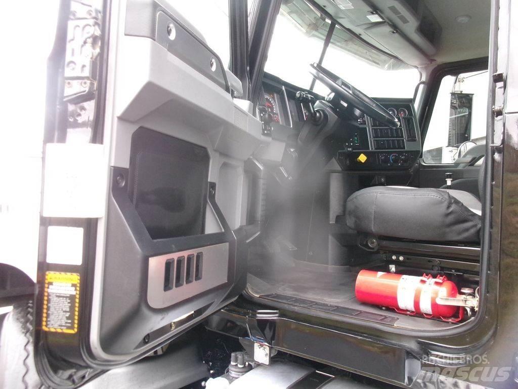 Mack GR64F Lastbiler med tip