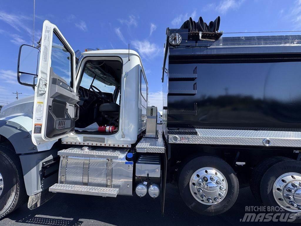 Mack GR64F Lastbiler med tip