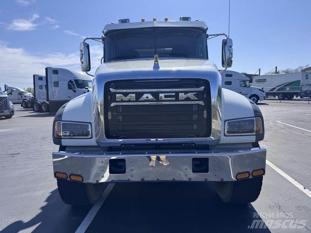 Mack GR64F Lastbiler med tip