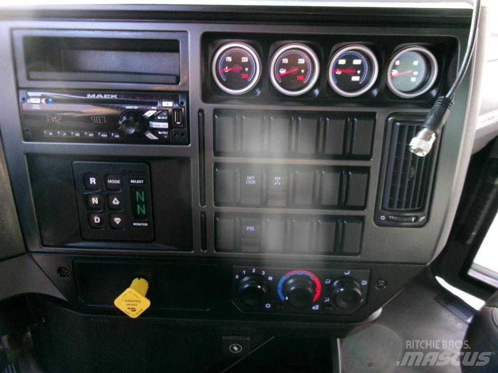 Mack GR64F Lastbiler med tip