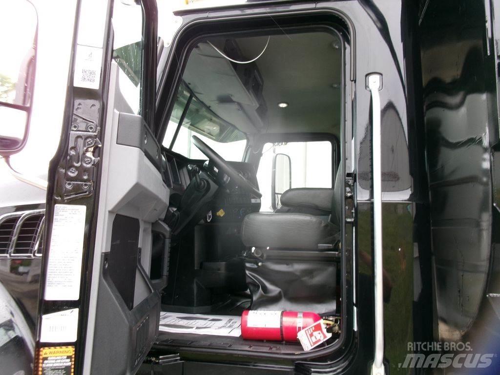 Mack GR64F Lastbiler med tip