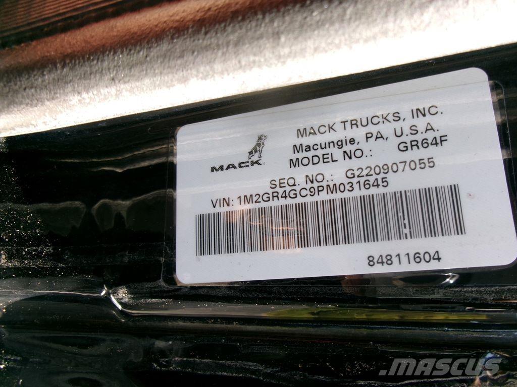 Mack GR64F Lastbiler med tip