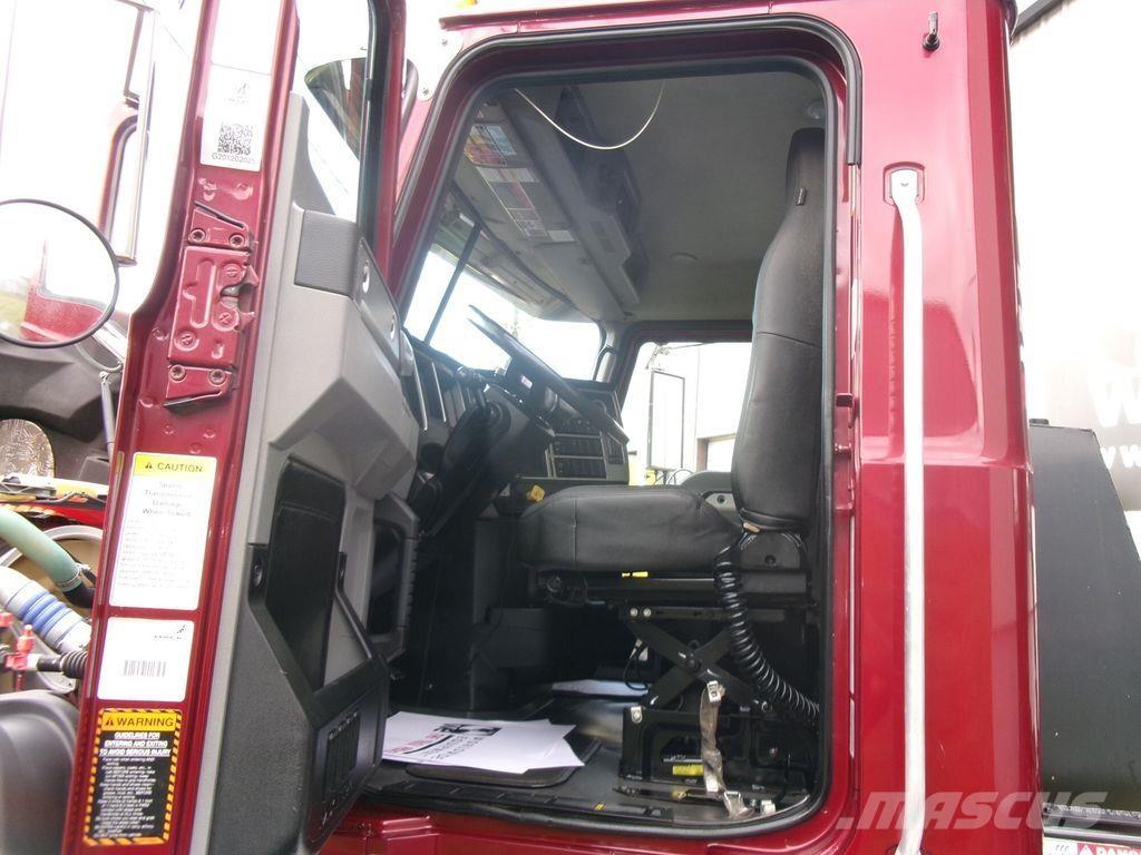 Mack GR64F Lastbiler med tip