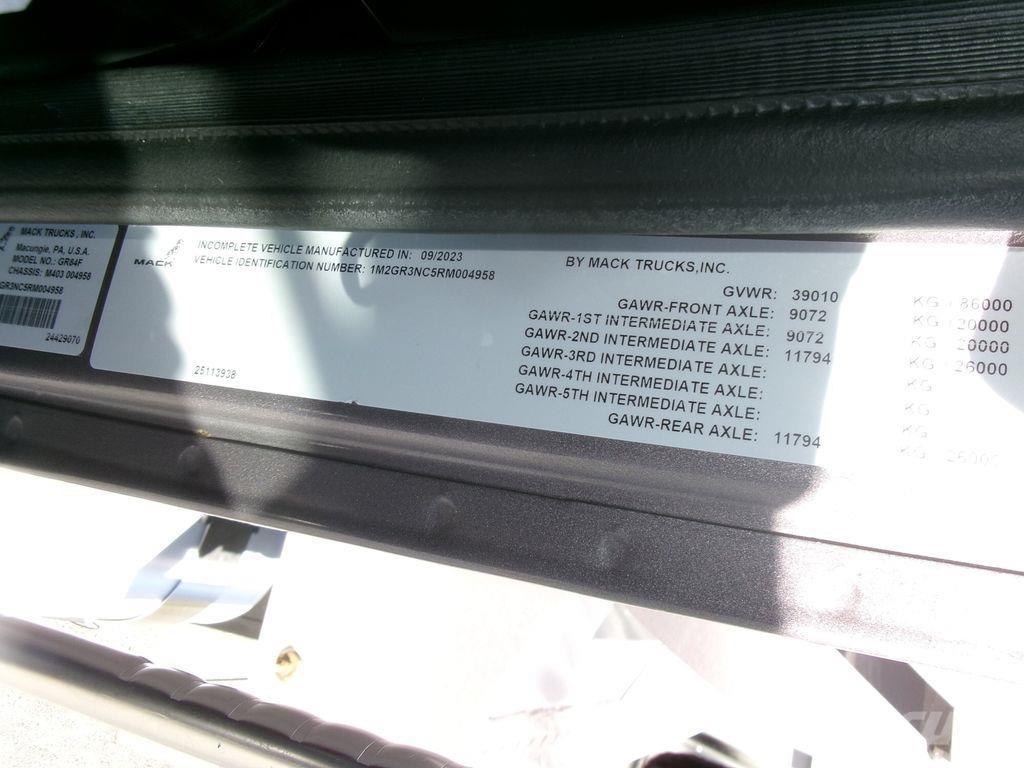 Mack GR64FR Lastbiler med tip