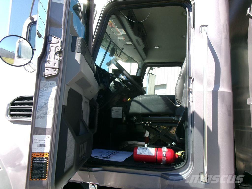 Mack GR64FR Lastbiler med tip