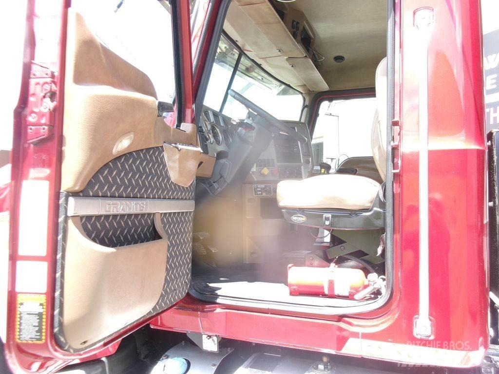 Mack GU 713 Lastbiler med tip