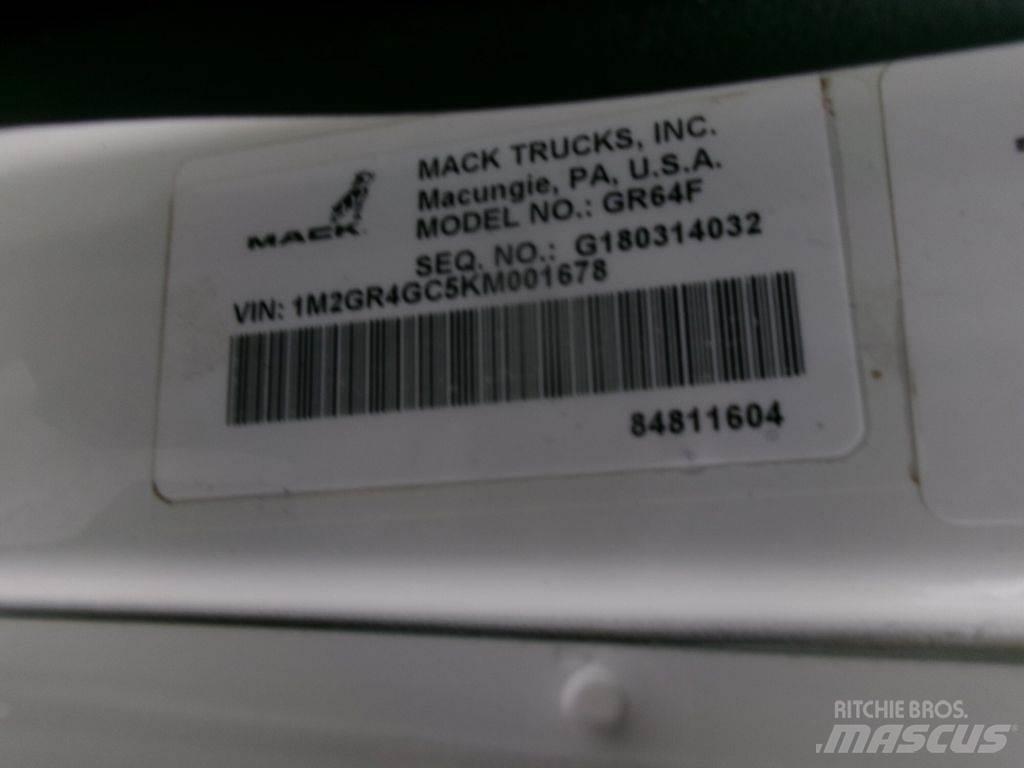 Mack GU713 Lastbiler med tip