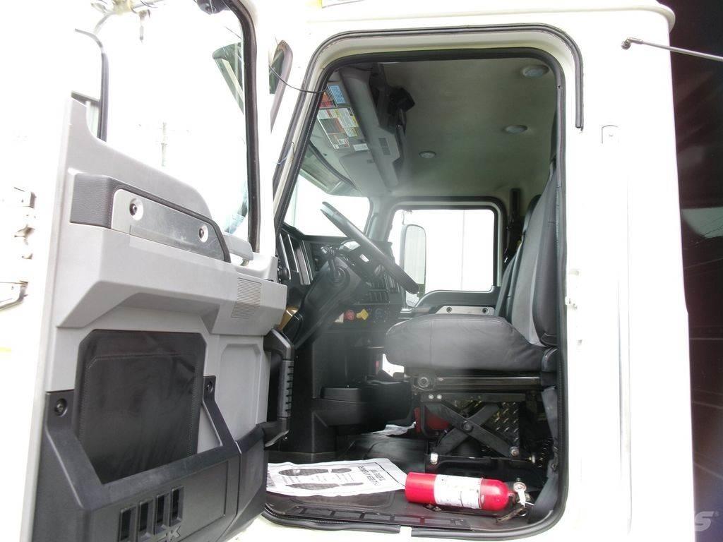 Mack GU713 Lastbiler med tip