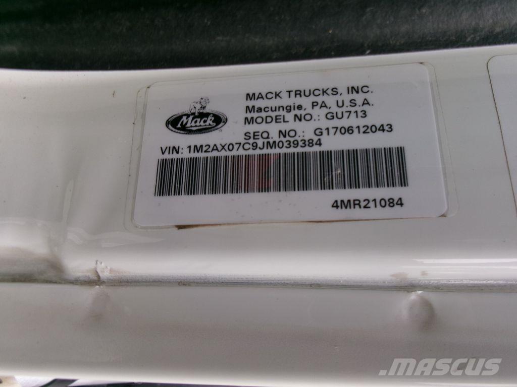 Mack GU713 Lastbiler med tip