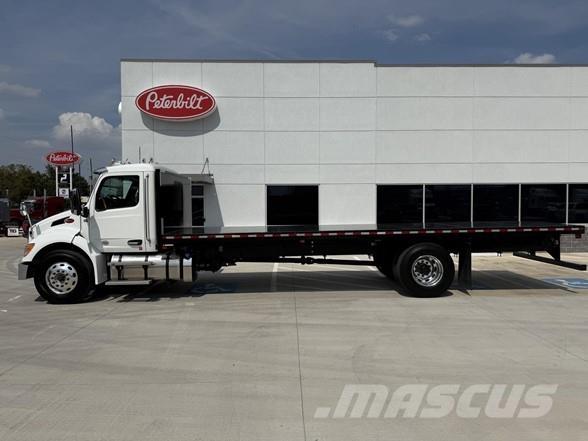 Peterbilt 537 Lastbil med lad/Flatbed