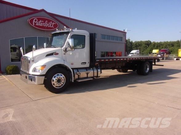 Peterbilt 537 Lastbil med lad/Flatbed