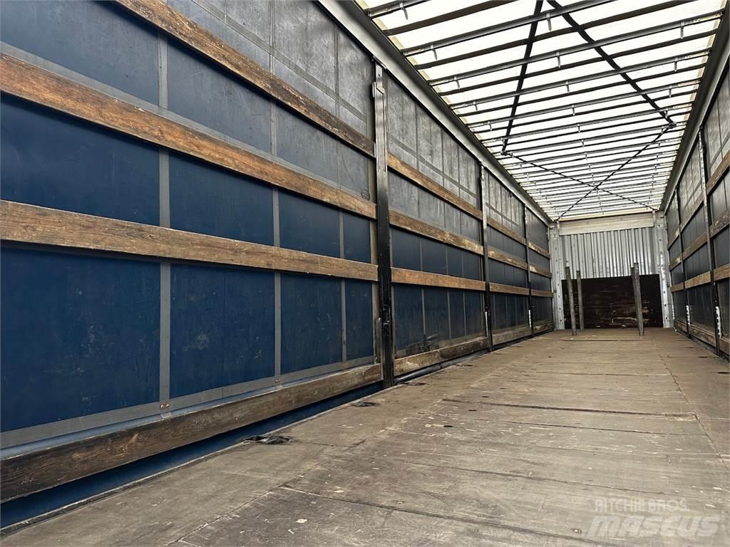Kässbohrer , Semi-trailer med Gardinsider