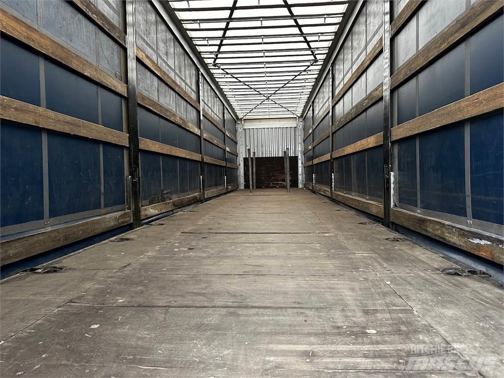 Kässbohrer , Semi-trailer med Gardinsider
