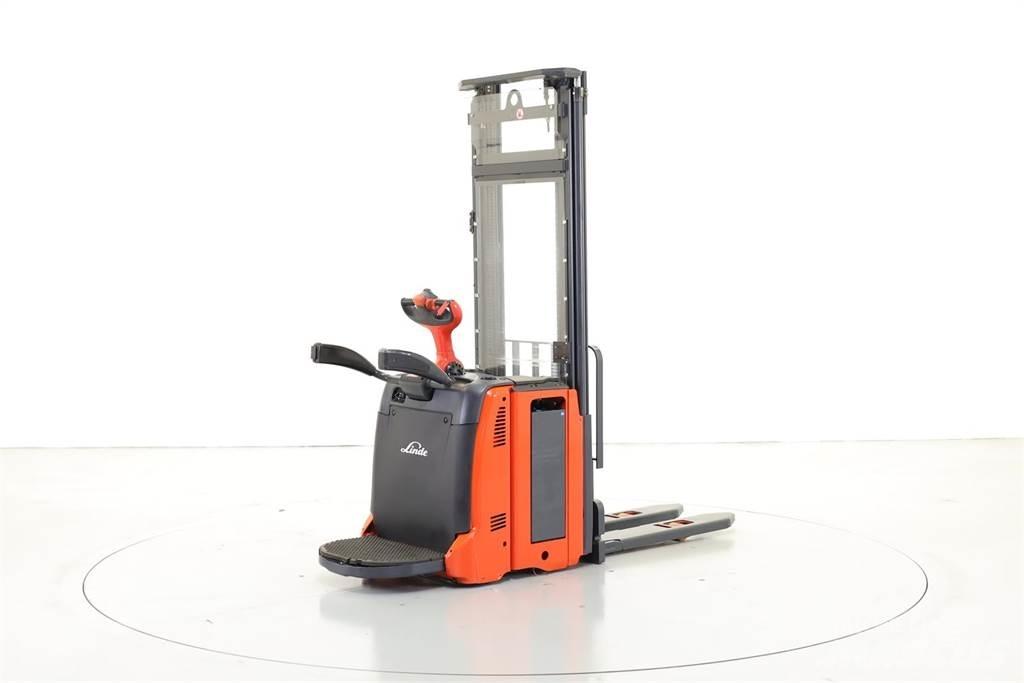 Linde L12AP Selvkørende stablere