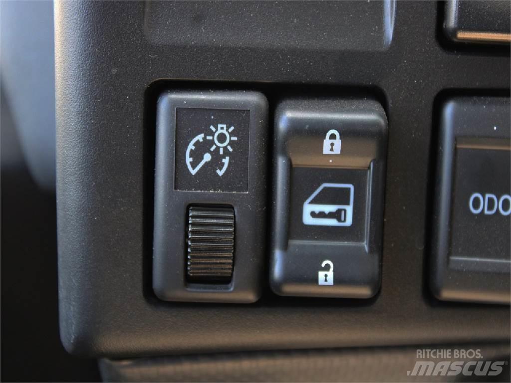 Isuzu NPR-HD Lastbiler med tip
