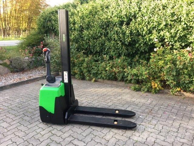 Cesab S110 Gaffelstabler med gående fører