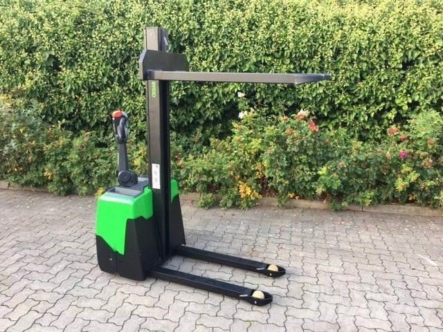 Cesab S110 Gaffelstabler med gående fører