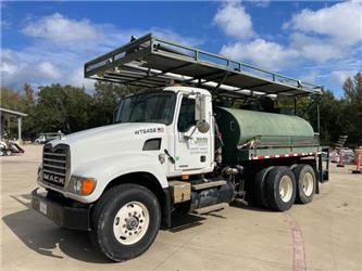 Mack CV713