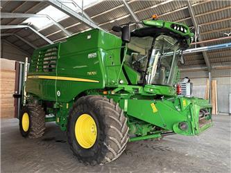 John Deere T670
