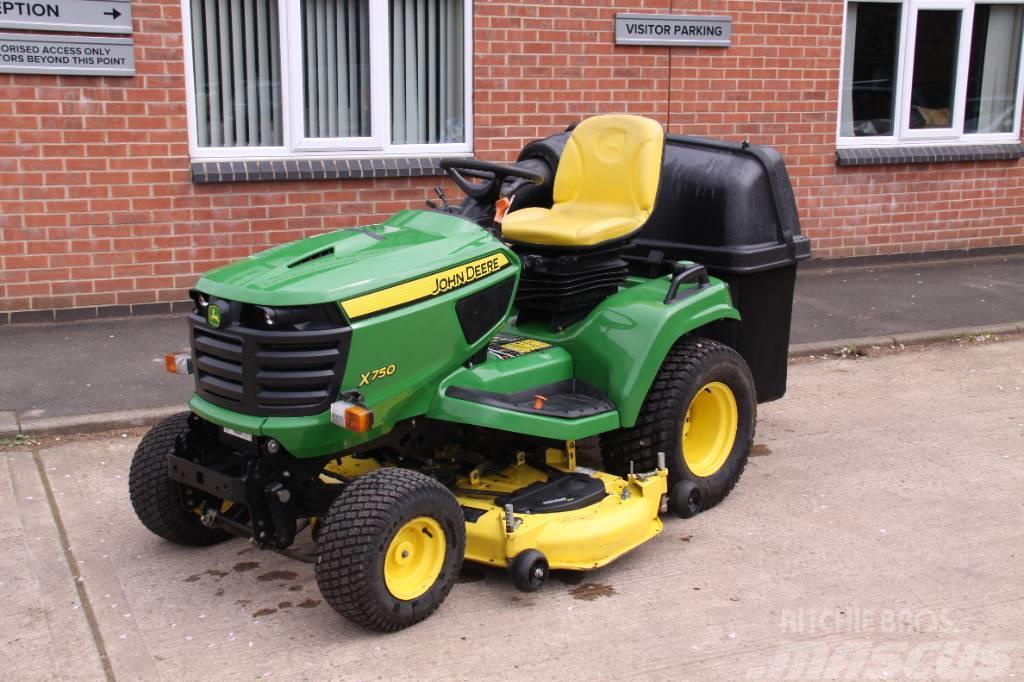 John Deere X750 with 54" Cutting deck and Collector Traktorklippere