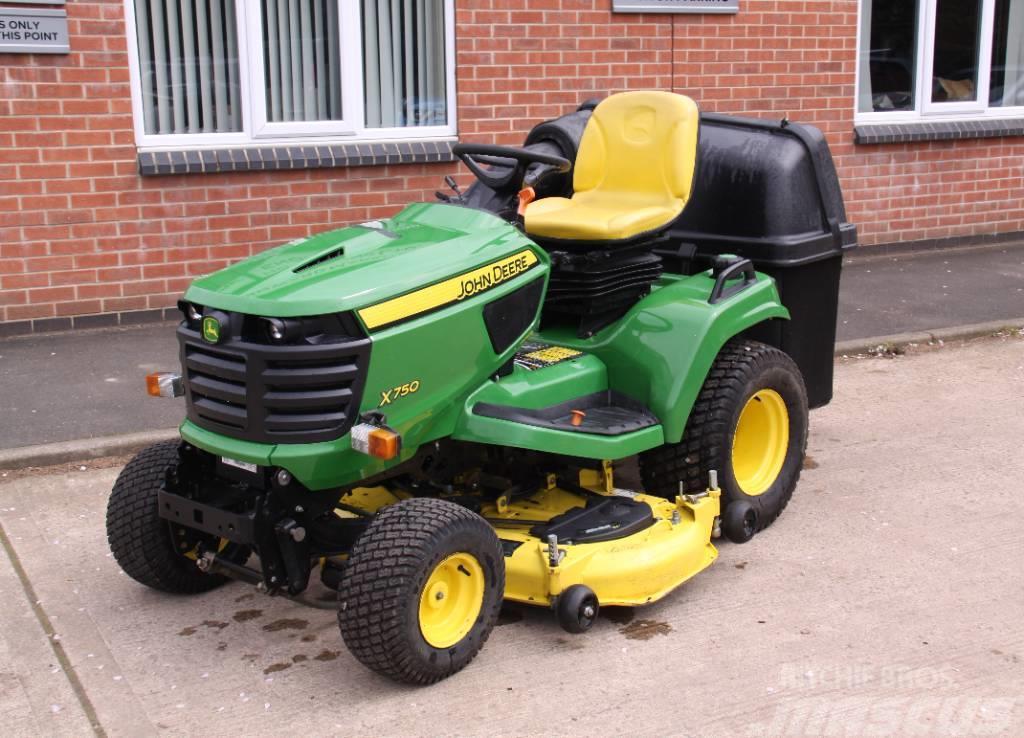 John Deere X750 with 54" Cutting deck and Collector Traktorklippere