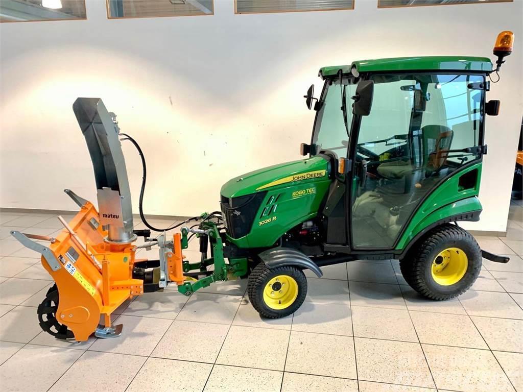 John Deere 1026R mit Matev Schneefräse Compact tractors
