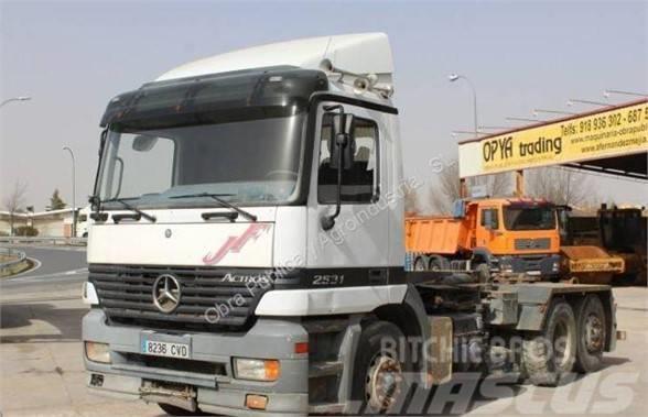 Mercedes-Benz 2531 Lastbiler med containerramme / veksellad